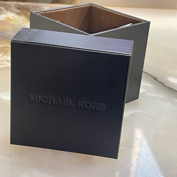 Michael Kors MK 8077 Gold Tone Watch Unisex - Picture 13 of 15